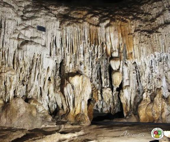 Interior de gruta com formações calcárias no Circuito das Grutas, Minas Gerais